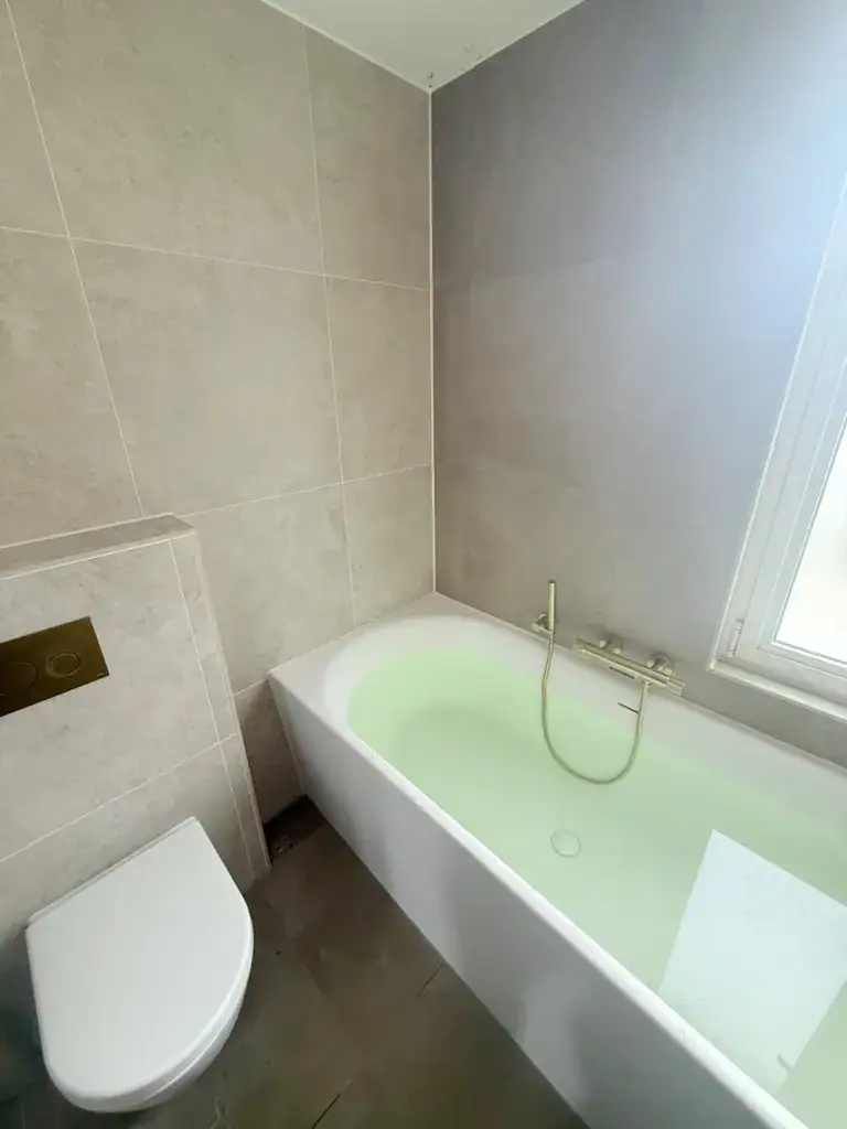 Kitbedrijf Tilburg badkamer en ligbad laten kitten