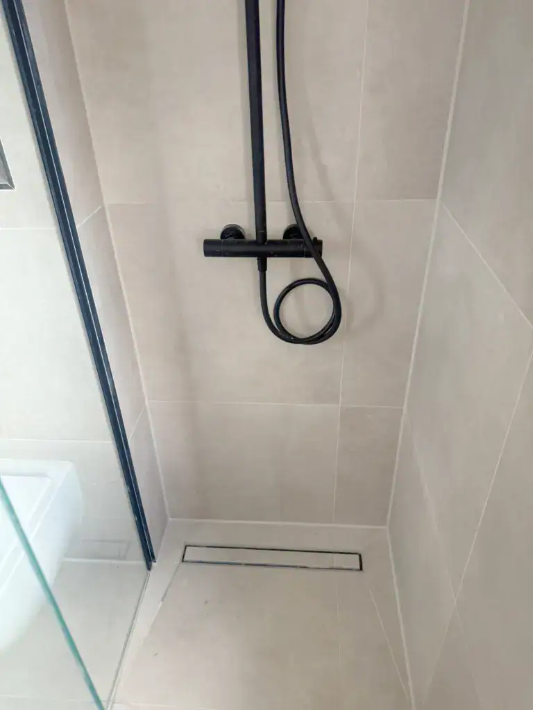 Kitbedrijf Tilburg badkamer douche laten kitten