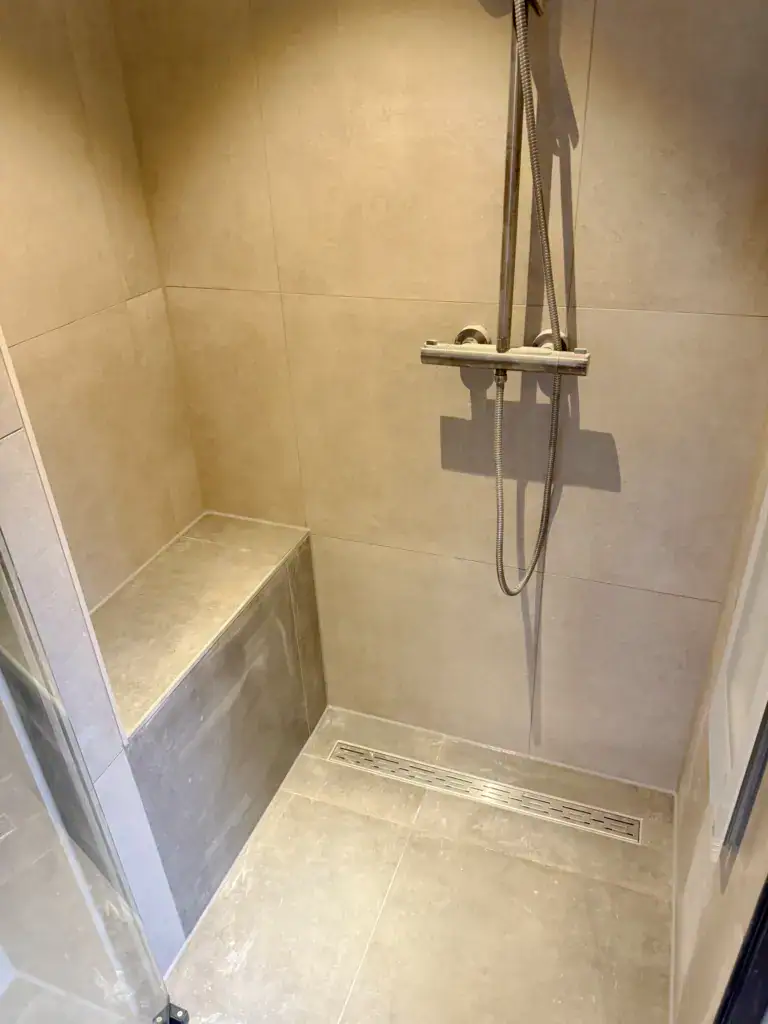 Kitbedrijf Tilburg badkamer drain  laten kitten