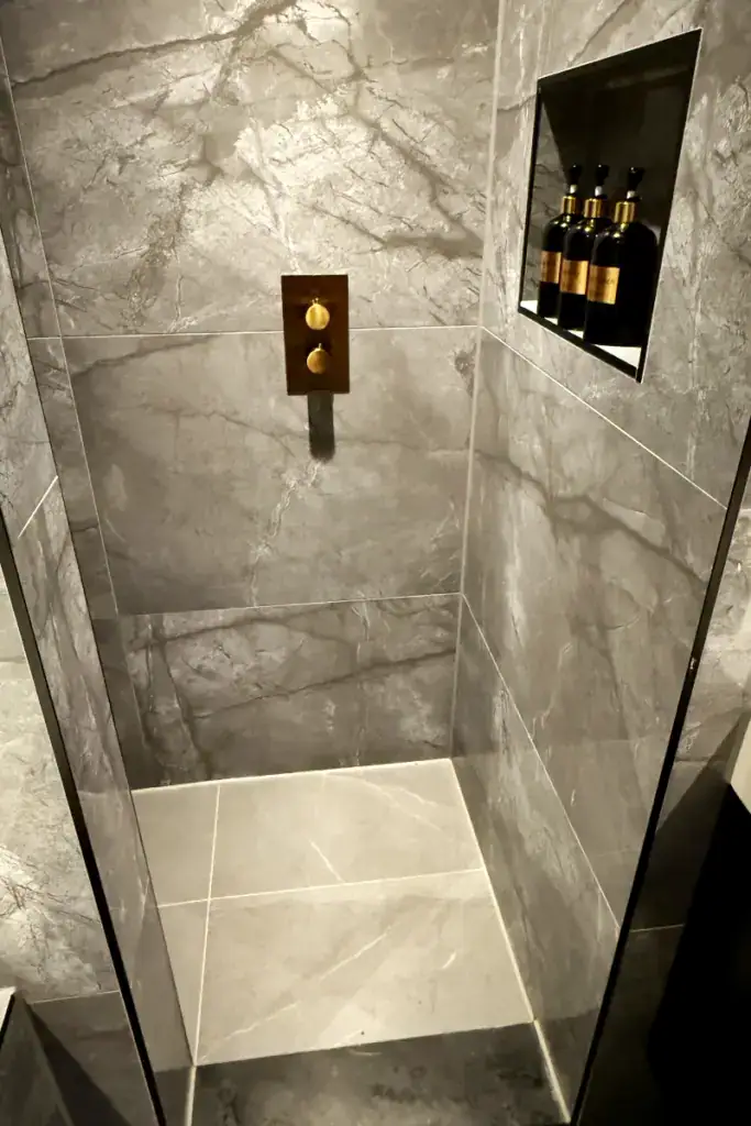 Kitbedrijf Tilburg badkamer en douche laten kitten